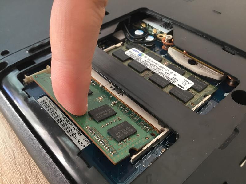 Montaż pamięci RAM w laptopie