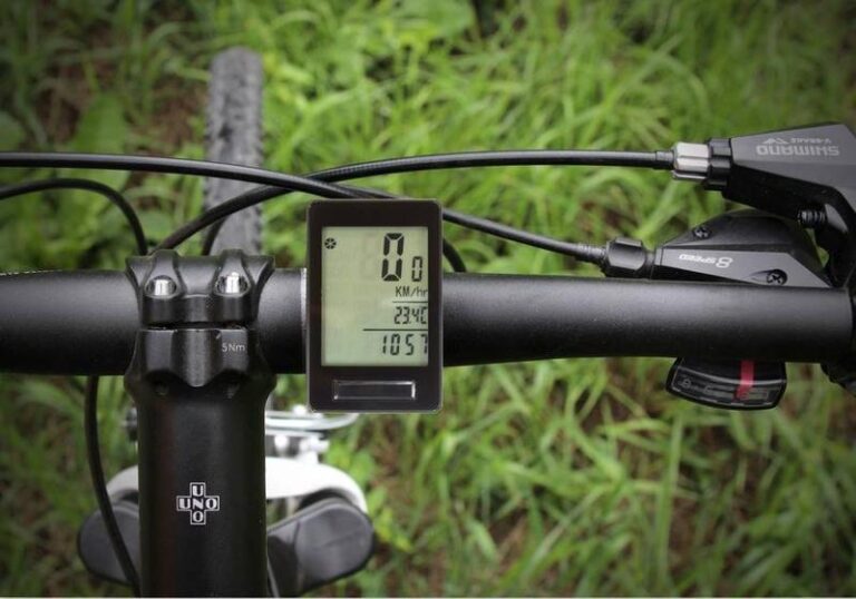 Licznik rowerowy czy aplikacja – który wybór przyniesie więcej korzyści dla każdego rowerzysty?