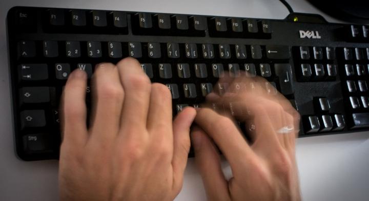 Szybkie pisanie na laptopie: Odkryj proste sposoby na stworzenie małpy