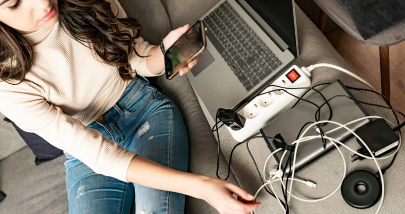 Ładowanie laptopa panelami słonecznymi