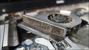 Jak skutecznie czyścić laptopa z zewnątrz, aby uniknąć uszkodzeń?